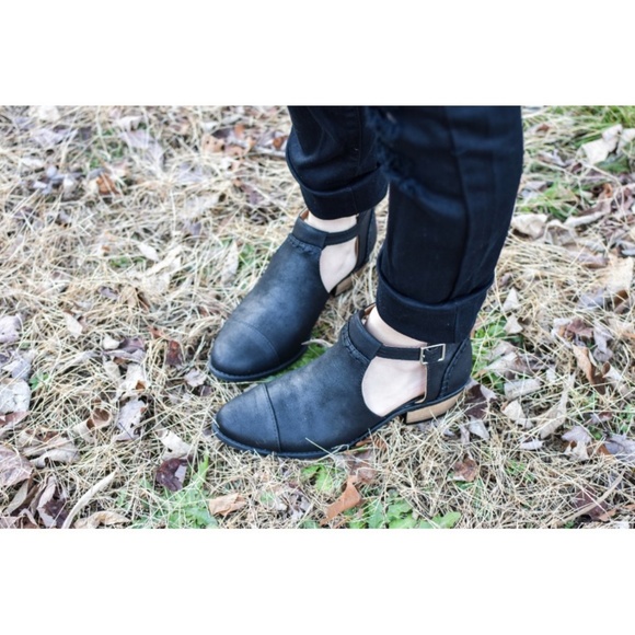 BUCKLE CUTOUT ANKLE BOOTIE - Picture 2 of 3